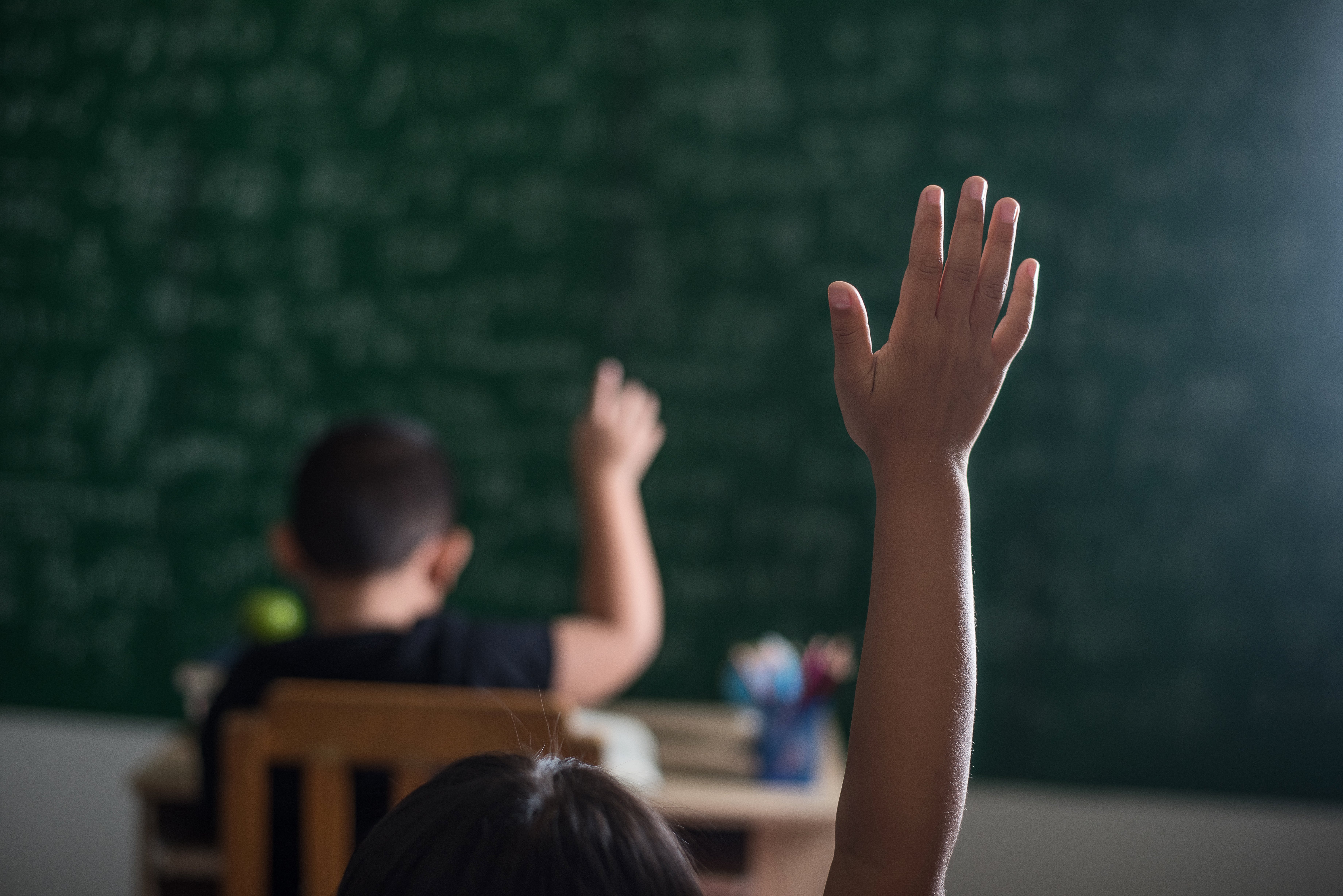 kid-raising-his-hand-classroom